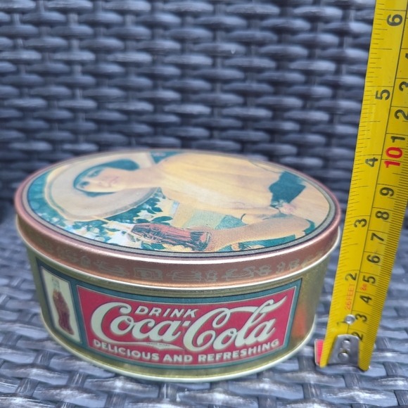 1988 Coca Cola Oval Tin Box - Picture 4 of 8